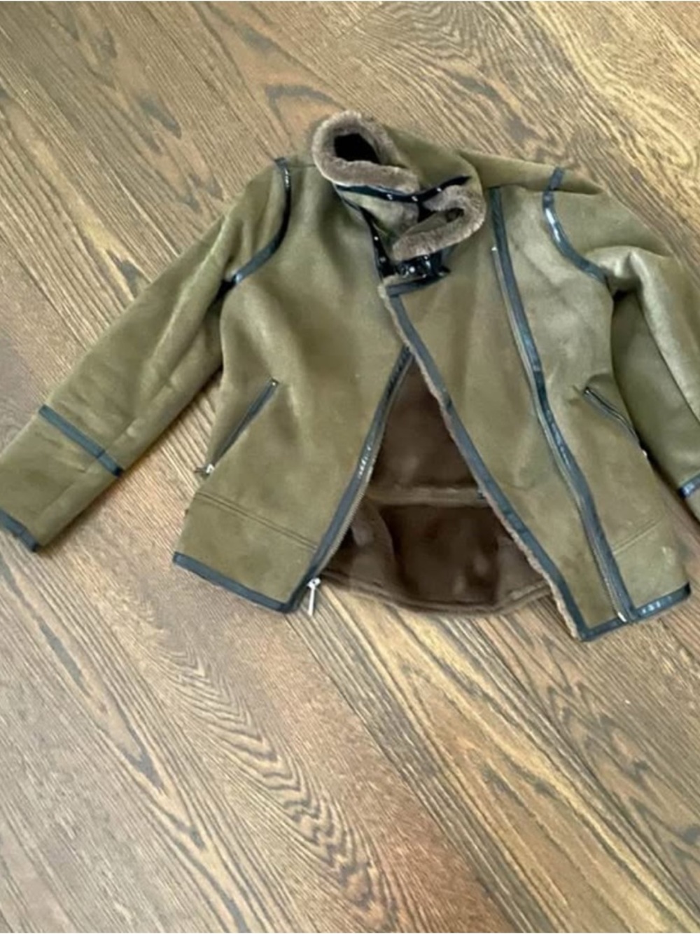 Woman’s  olive green Faux Shearling Coat. Like new size XS